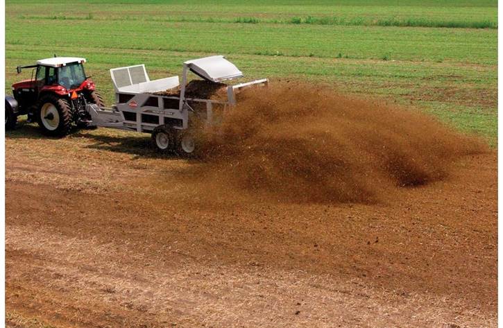 Kuhn Rear-Discharge Manure Spreaders
